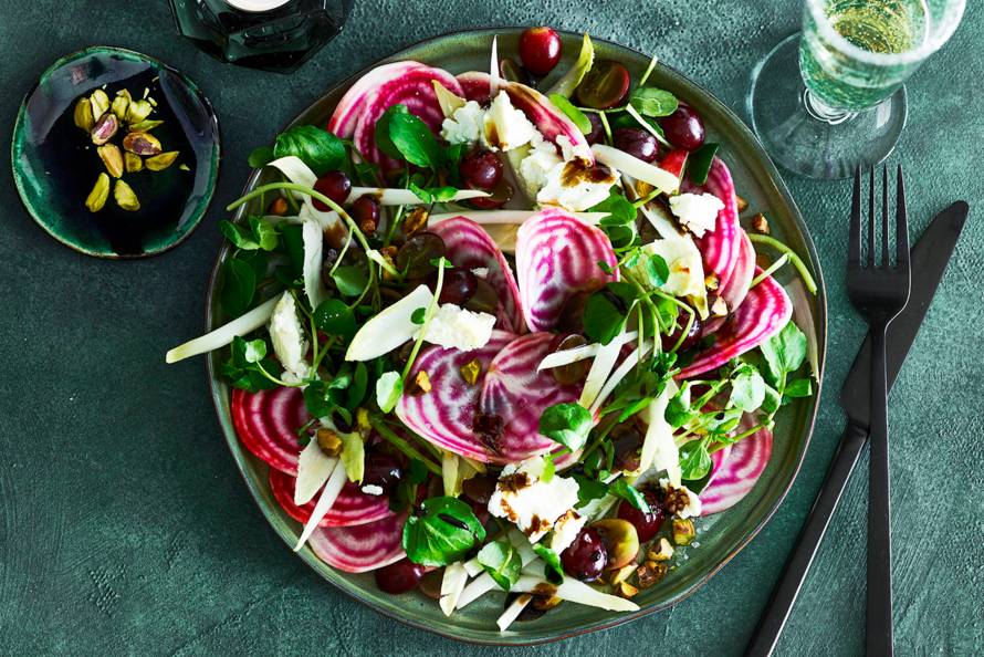 Salade van chioggiabiet, geitenkaas, waterkers & pistachenoten