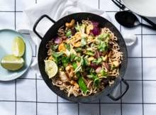Wokken in 10 minuten? Het kan! Met noedels, groenten en cashewnoten.