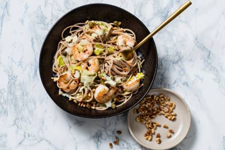 Eenpersoonspasta met preisaus & knoflook garnalen