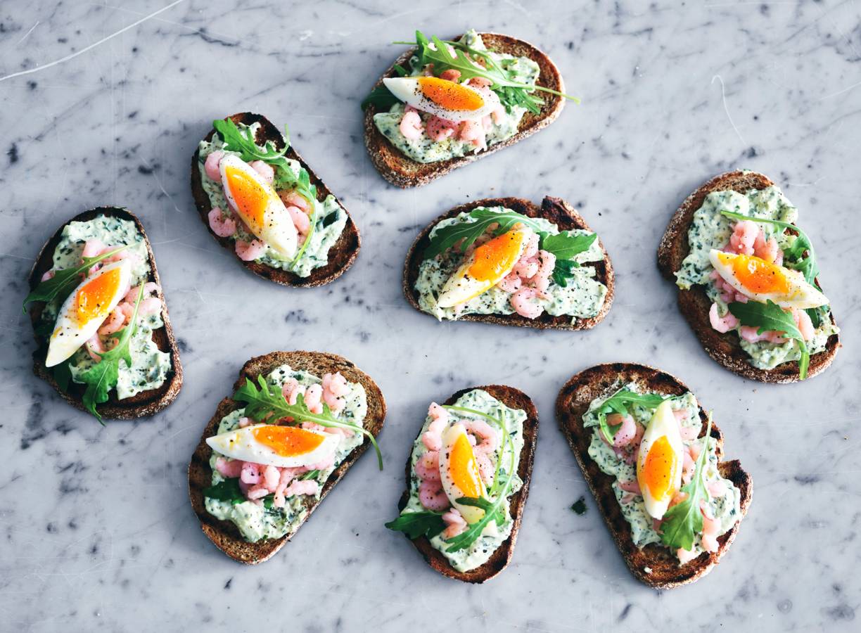 Gegrild brood met romige kruidensalade en garnalen