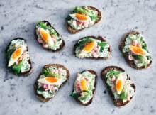 Uitgebreid lunchen wil je elke dag door brood te beleggen met salade en garnalen.