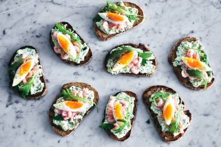 Gegrild brood met romige kruidensalade en garnalen