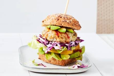 Kabeljauwburger op een volkorenbol met coleslaw