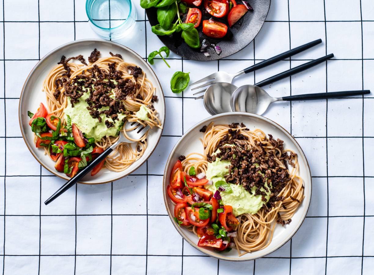 Volkoren pasta met avocadosaus en gehakt