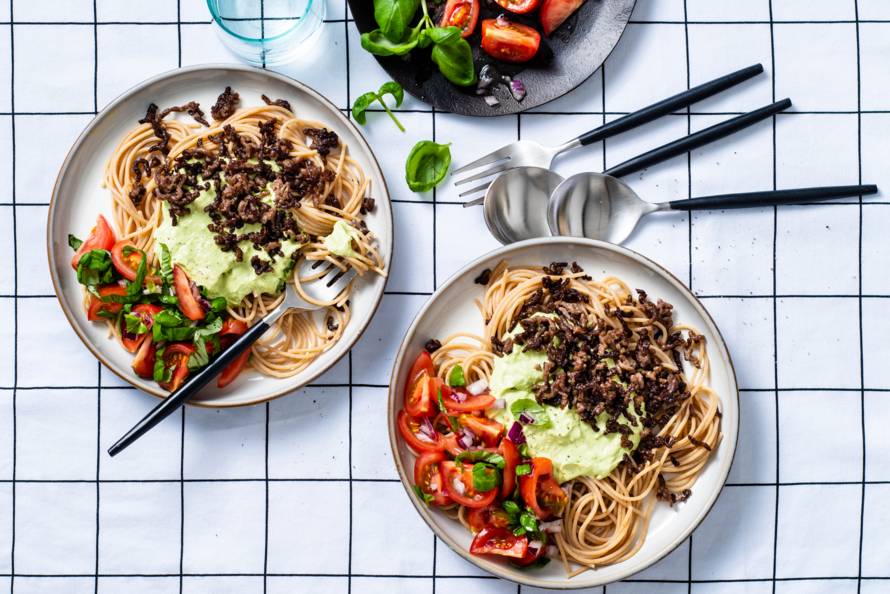 Volkoren pasta met avocadosaus en gehakt