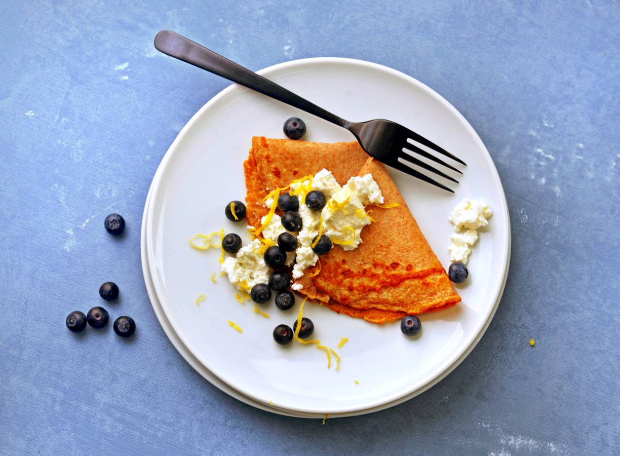 Volkorenflensjes met blauwe bessen en ricotta