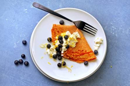 Volkorenflensjes met blauwe bessen en ricotta