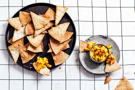 Volkorentortillachips met salsa van mango en limoen