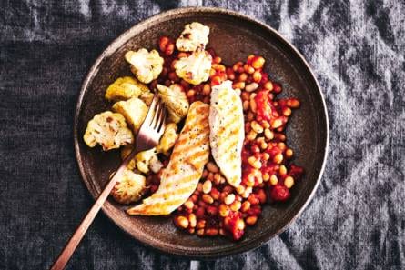 Witte bonen in tomatensaus met bloemkool en gegrilde kip