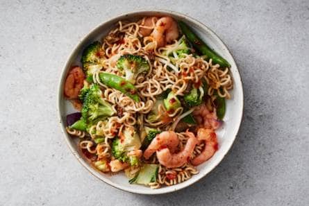 Spicy wokgerecht met volkorennoedels en garnalen