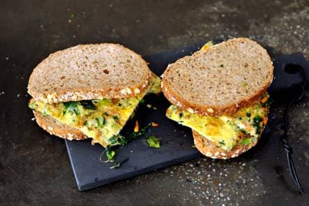 Boterham met groenteomelet
