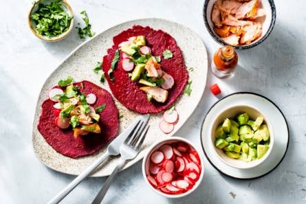 Bietentaco’s met zalm, avocado en radijs