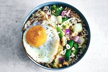Chinese rijstschotel met broccoli & gebakken ei
