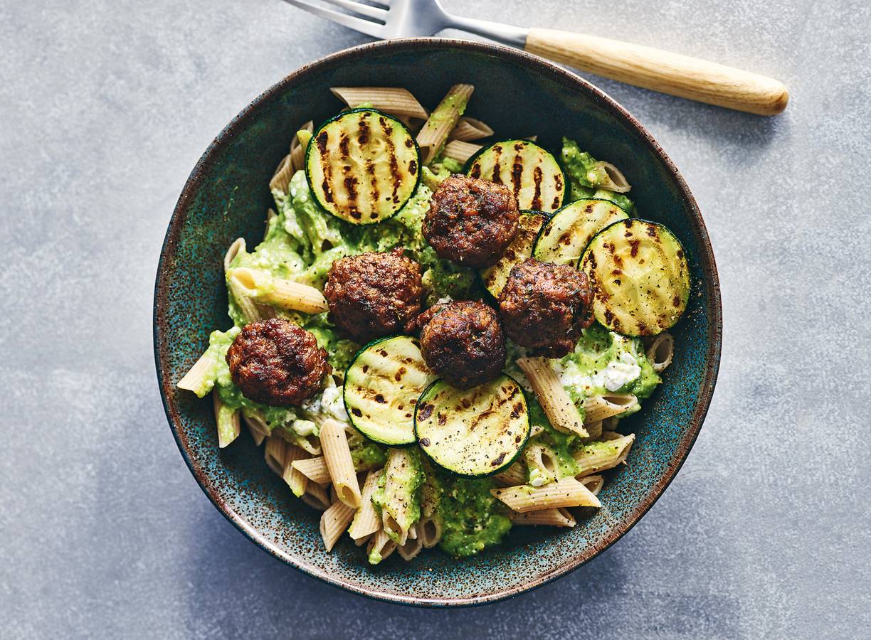 Penne met gehaktballetjes, courgette & broccolisaus