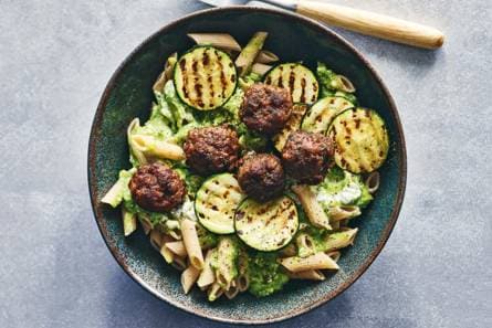 Penne met gehaktballetjes, courgette & broccolisaus