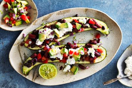 Mexicaans gevulde courgette met avocadosalsa