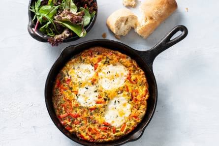 Italiaanse frittata met paprika, zongedroogde tomaat en mozzarella