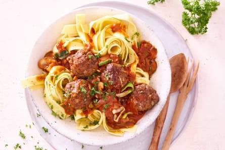 Pestogehakt met pappardelle in tomatensaus