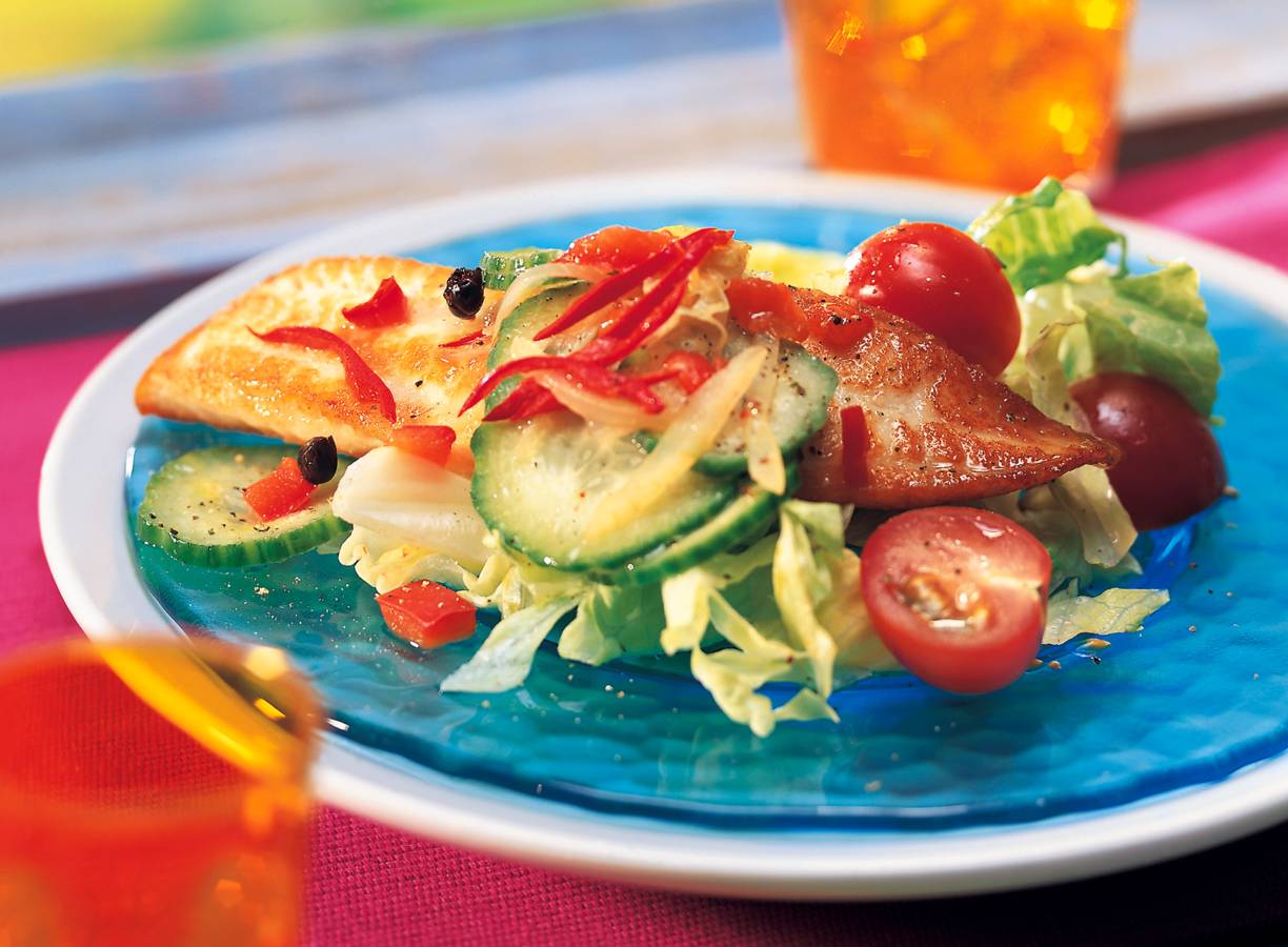 Salade met tilapiafilet