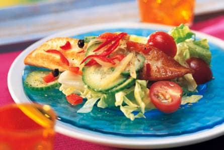 Salade met tilapiafilet