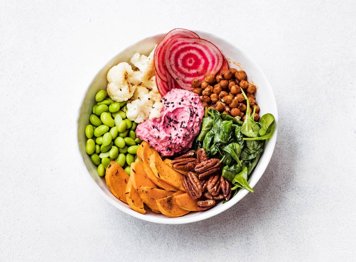 Buddhabowl met groente en rode biethummus