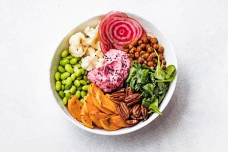Buddhabowl met groente en rode biethummus