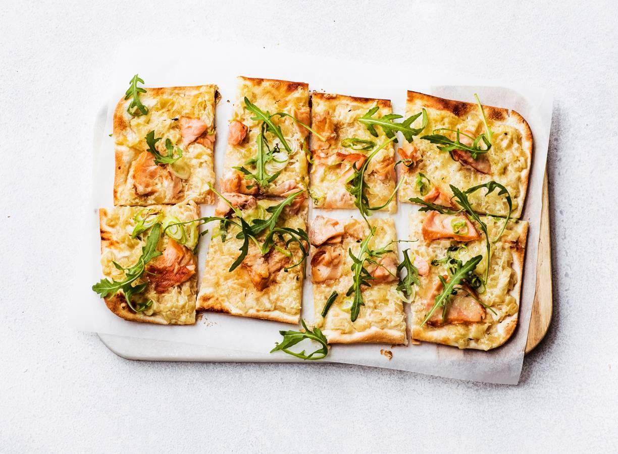 Flammkuchen met zalm en ui