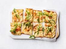 Flammkuchen fan? Deze flammkuchen met zalm is de nieuwe favoriet van iedereen.