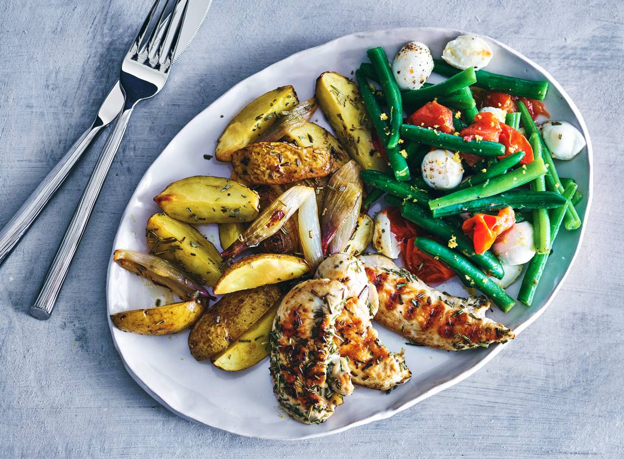 Kiphaasjes met rozemarijnaardappeltjes & tomaten-sperziebonensalade