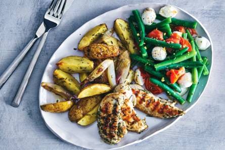 Kiphaasjes met rozemarijnaardappeltjes & tomaten-sperziebonensalade