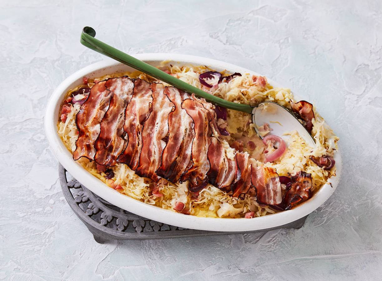 Zuurkoolschotel met ham en crunchy spek uit de oven