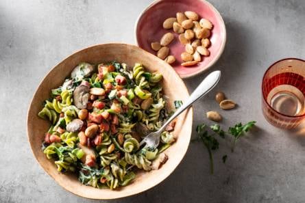 Fusilli van doperwten met spekjes & champignonroomsaus