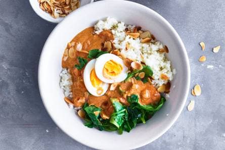Indiase korma met ei, spinazie & bloemkoolrijst