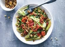 Verrassing! deze spaghetti is gemaakt van groente, dus krijg je met dit pastagerecht voor 2 personen extra veel vitaminen binnen. 