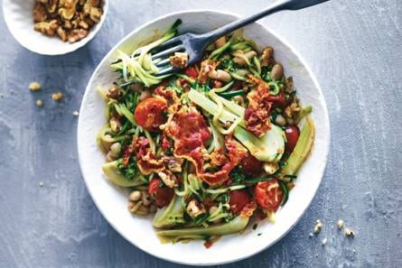 Courgettespaghetti met venkel, cherrytomaat, pesto en pancetta