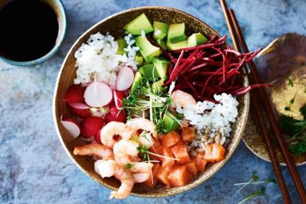 Sushibowl met gerookte zalm en garnalen