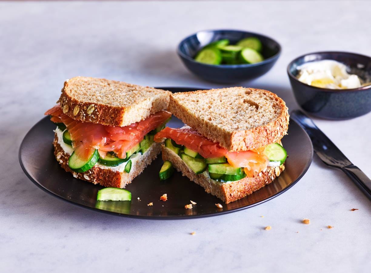 Zalm-komkommersandwich