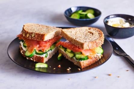 Zalm-komkommersandwich