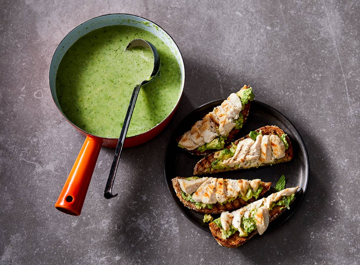 Broccoli-spinaziesoep en toast met kip en avocado