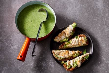 Broccoli-spinaziesoep en toast met kip en avocado