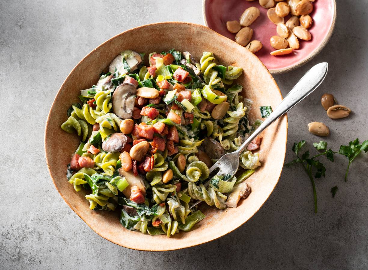 Fusilli doperwt met spek en champignonsaus