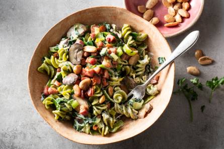 Fusilli doperwt met spek en champignonsaus