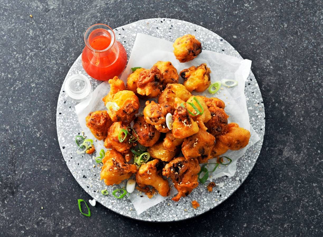 Gefrituurde bloemkoolnuggets met zoete chilisaus