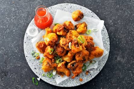 Gefrituurde bloemkoolnuggets met zoete chilisaus