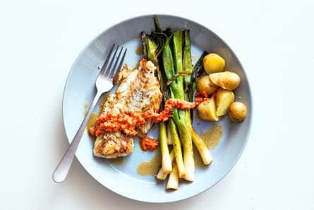 Gestoofde salade-ui met romesco en gebakken kabeljauw