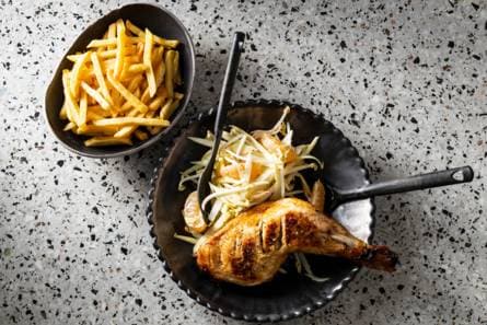 Kip met witlofsalade en ovenfriet