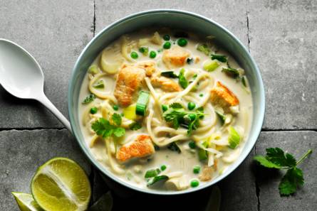 Thaise kippensoep met kokosmelk en noedels