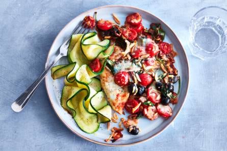 Gegratineerde kipfilet met tomatensaus & courgette