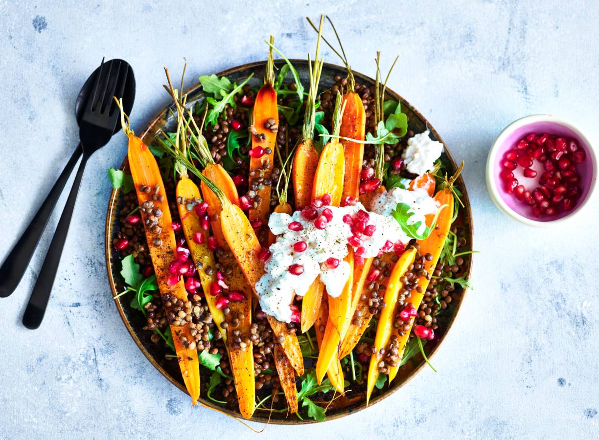 Geroosterde wortelsalade met linzen en geitenkaasdressing