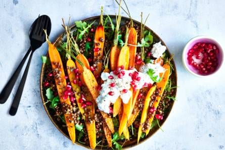 Geroosterde wortelsalade met linzen en geitenkaasdressing